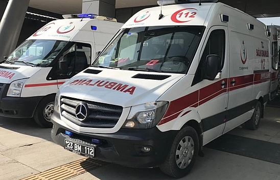 Elazığ'da Yaşlı Adama Araba Çarptı!