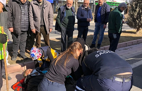 Elazığ'da Yaşlı Adama Otomobil Çarptı