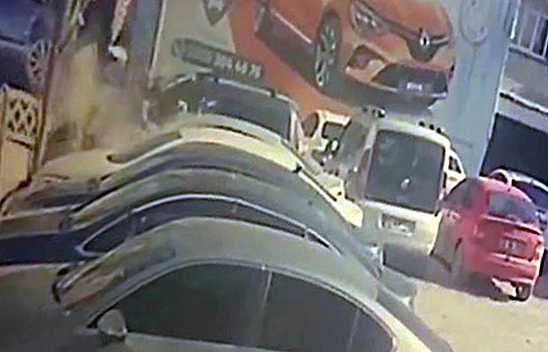 Elazığ'da Yayaları Önüne Alıp Duvara Çarpmıştı  Kaza Anı Güvenlik Kameralarına Yansıdı