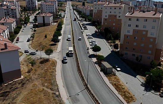 Elazığ'da yenilenen yollarda yol çizgi çalışması