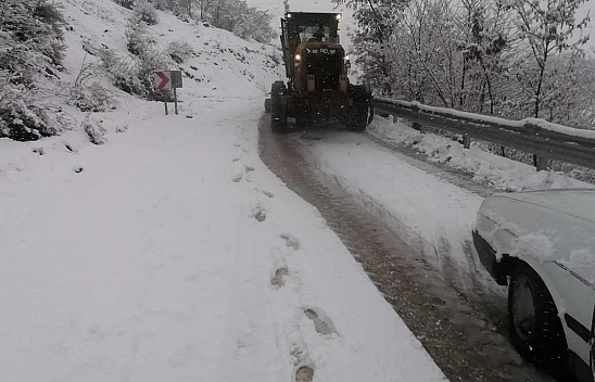 Elazığ'da yoğun kar yağışı sonrası yolda mahsur kalan araç kurtarıldı