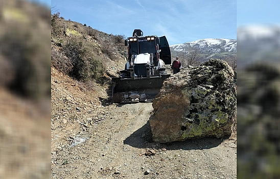 Elazığ'da yola düşen dev kayalar kaldırıldı