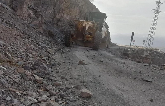 Elazığ'da yola düşen kaya parçaları kaldırılıyor