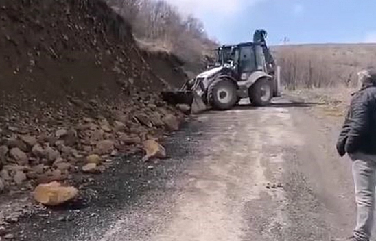 Elazığ'da yola düşen kaya parçaları kaldırıldı