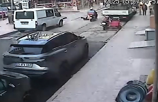 Elazığ'da yola düşen yaşlı adama motosiklet çarptı!