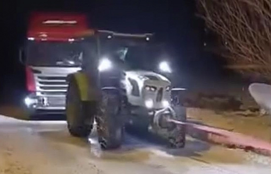 Elazığ'da yolda kalan tır için konvoy seferber oldu