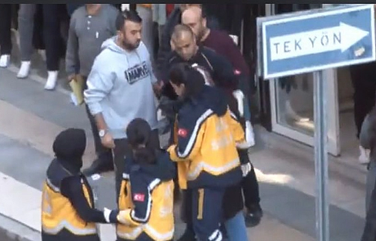 Elazığ'da Yolda Yürüyen Kadının Başına Cam Düştü