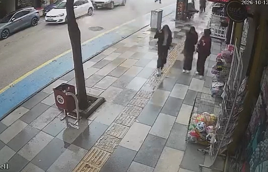 Elazığ'da yoldan geçenler büyük panik yaşadı