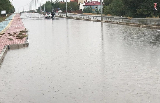 Elazığ'da Yollar Göle Döndü!