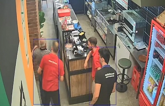 Elazığ'da yürekler ağza geldi müşterinin hayatını  Personelin Heimlich manevrası kurtardı