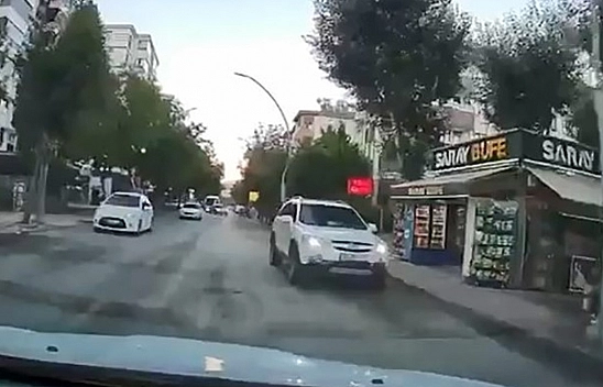 Elazığ'da yürekleri ağza getiren anlar: ters şeritten geldi