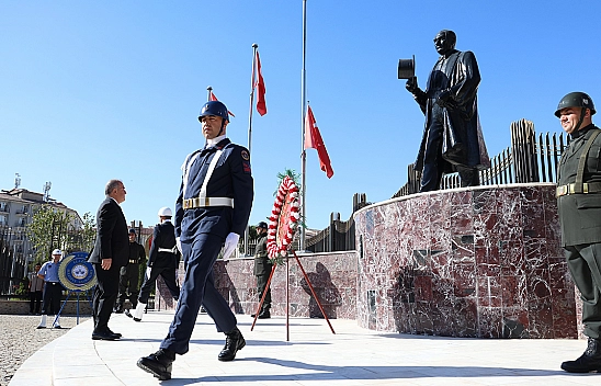 Elazığ'da Zafer Bayramı kutlamaları çelenk sunumu ile başladı