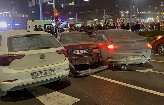 Elazığ'da Zincirleme Kaza: 4 Yaralı, 7 Araçta Hasar