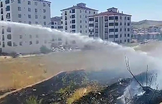 Elazığ'daki Ot Yangını Söndürüldü