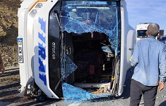 Elazığ - Diyarbakır yolunda korkunç kaza: 3'ü ağır, 13 yaralı!