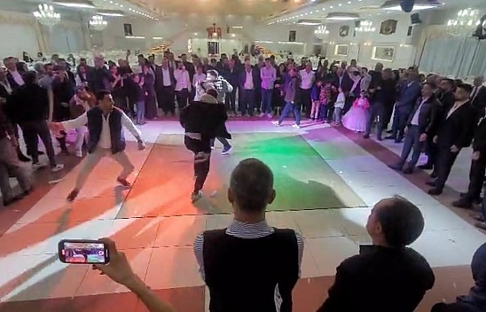 Elazığ düğününde tura oyunu: Birbirlerinin sırtına vurarak oynandı