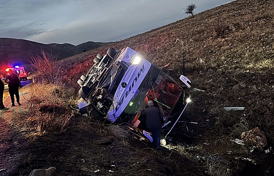 Elazığ firmasına ait yolcu otobüsü devrildi: 2 ölü, 21 yaralı