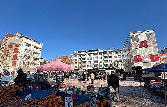 Elazığ halk pazarına yeşillikler renk kattı