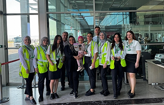 Elazığ havalimanı çalışanlarından kanser hastası Cennet'e anlamlı doğum günü sürprizi