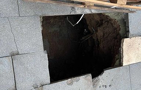 Elazığ'ın Bitmeyen Çöküntüleri Bir Araca Daha Zarar Verdi!