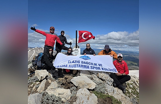 Elazığ'ın en yüksek zirvesinde anlamlı 19 Mayıs tırmanışı