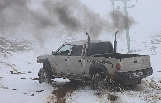 Elazığ'ın Hazar'ında Kar Olmayınca Bakın Neye Yöneldiler
