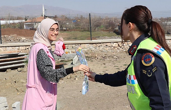 Elazığ'ın Jandarma Ekipleri Kadınları Unutmadı!