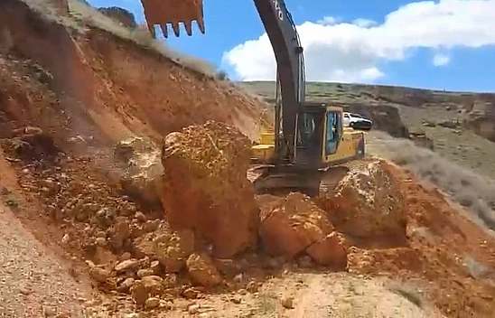 Elazığ'ın köy yollarında kaya düşmelerine karşı çalışma başlatıldı