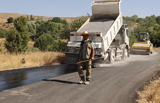 Elazığ'ın köylerinde asfaltlama çalışmaları sürüyor