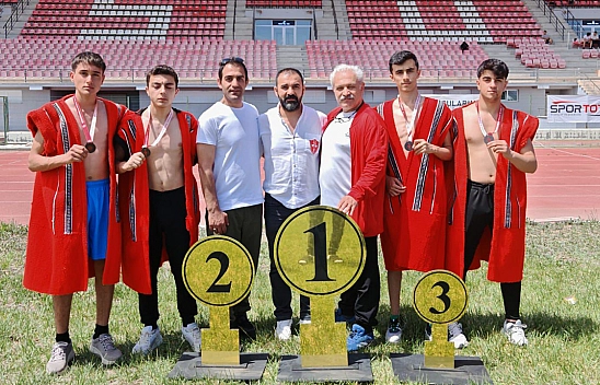 Elazığ'lı güreşçilerden gururlandıran dereceler