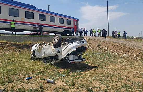 Elazığ-Muş seferini yapan tren otomobile çarptı: 1 yaralı
