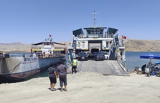 Elazığ-Pertek feribotunda korku dolu anlar: Feribot rüzgara kapıldı