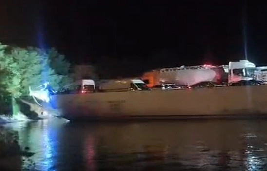 Elazığ-Pertek feribotunda motor arızası! İskeleye yanaşamadı
