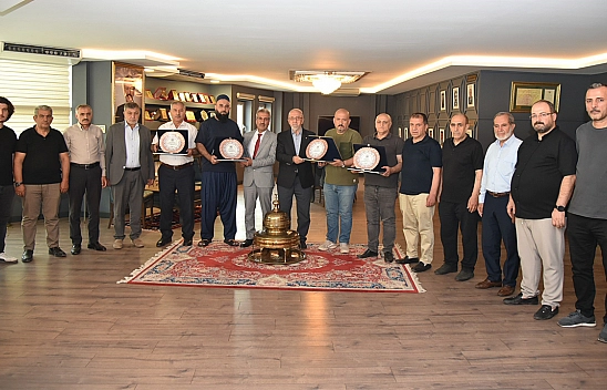Elazığ Ticaret Borsası'nda emek veren meclis üyelerine teşekkür plaketi