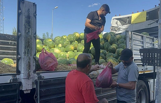 Elazığlı esnaf 30 ton karpuzu ücretsiz dağıttı