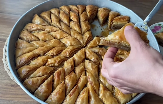 Elazığlı ev hanımları baklavayı bu tarifle çıtır çıtır yapıyor… Püf noktalarına şaşıracaksınız