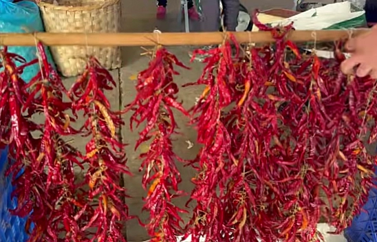 Elazığlı ev hanımları pazara akın etti! Bu fiyatları gören elini çabuk tutuyor! Kışlık hazırlıklar için son şans