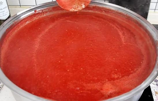 Elazığlı ev hanımlarının gizli tarifi ortaya çıktı! Kış boyu sofraları şenlendiren domates sosunu hiç böyle denemediniz…