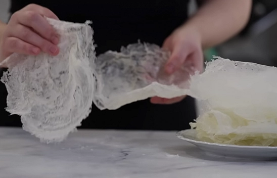 Elazığlı ev hanımlarının tarifi asla kıvamını şaşırmıyor. Güllaç tatlısını hiç böyle denemediniz