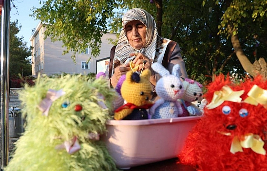 Elazığlı İmla teyze, depremi de kanseri de örerek yendi