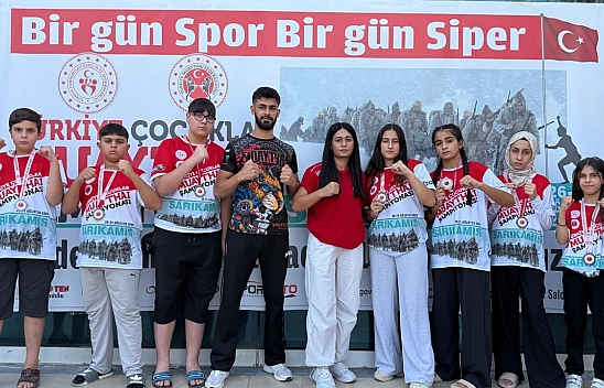 Elazığlı sporcular Muay Thai şampiyonasında derecelerle döndü