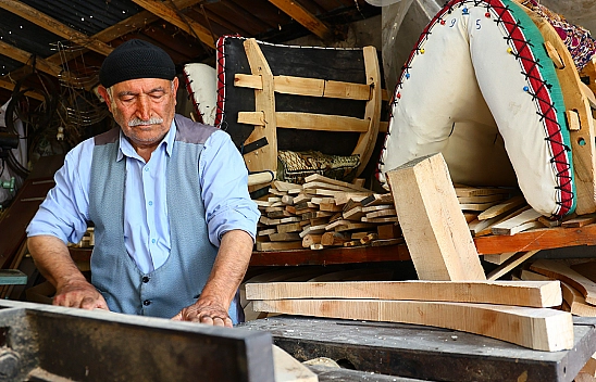 Elazığlı usta, 77 yaşında teknolojiyle semerciliği ayakta tutuyor