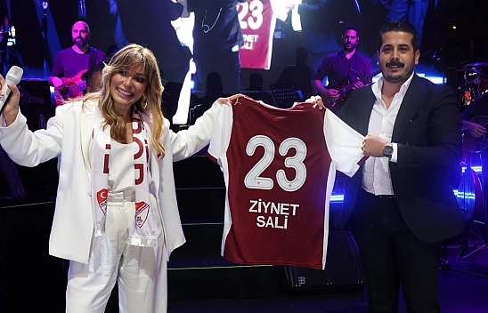 Elazığspor'dan Ziynet Sali'ye forma ve atkı
