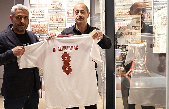 Elazığspor'un ilk kez Süper Lige çıktığı formayı, 23 yıl sonra müzeye bağışladı