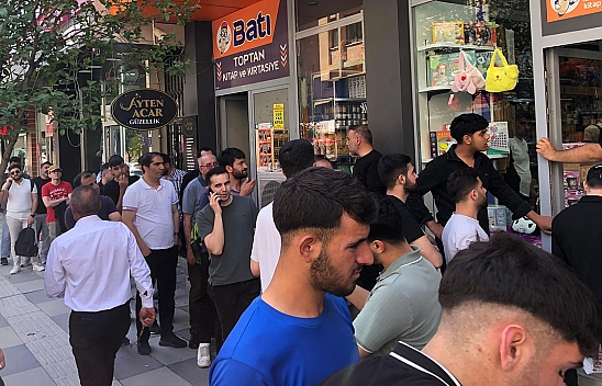 Elazığspor-Vanspor maçı öncesi bilet satış noktalarında uzun kuyruklar