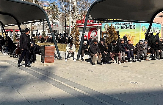 Emeklilere müjde! Artık o ücreti ödemeyeceksiniz