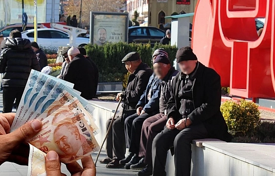 Emeklinin zamlı maaşları yatıyor