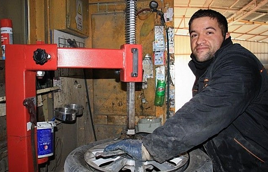 Engellerini aştı, hem kendi parasını kazanıyor hem de usta oldu