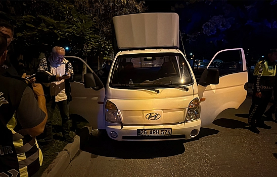 Eşi kamyonetten atladı, o sigara peşine düştü
