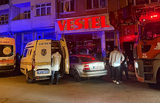 Eşinin boğazını keserek öldürdü